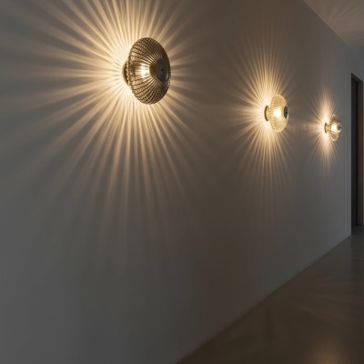 Apliques de parede redondos com padrão luminoso em corredor