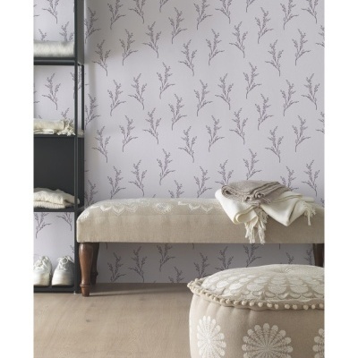 Decoração interior com banco estofado, otomana, papel de parede floral e estante preta