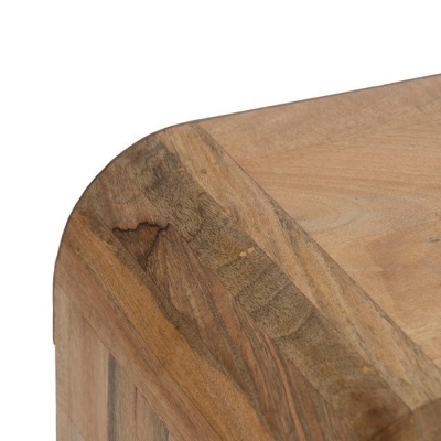 Canto superior de móvel em madeira natural com veios visíveis