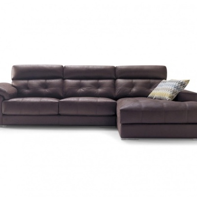 Sofá de canto em couro castanho escuro com almofada decorativa