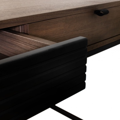 Secretária em madeira castanha com gaveta aberta e detalhe frontal em madeira preta