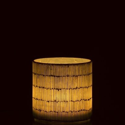 Luminária cilíndrica com textura amarela iluminada