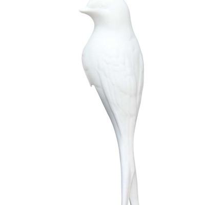 Escultura branca de pássaro decorativa com textura das penas