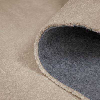 Tapete beige com textura macia e base cinzenta enrolado