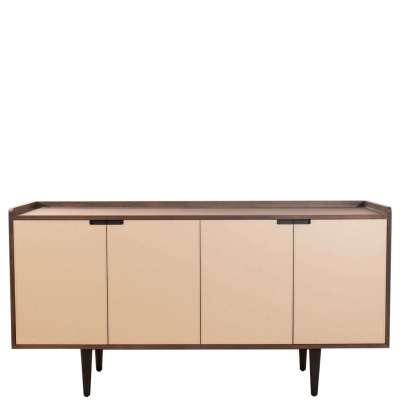 Aparador de madeira com portas bege e puxadores embutidos sobre pernas cilíndricas escuras