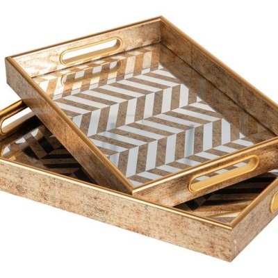 Conjunto de duas bandejas retangulares douradas com padrão geométrico e base espelhada.