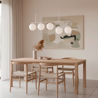 Mesa de jantar minimalista com cadeiras e candeeiro suspenso em ambiente claro e minimalista