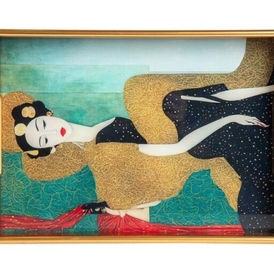 Quadro com pintura estilizada de mulher com roupa preta e dourada em fundo azul e vermelho.