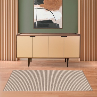 Aparador de madeira bege e castanho num ambiente com tapete riscado cinza e branco e parede verde com painel de madeira