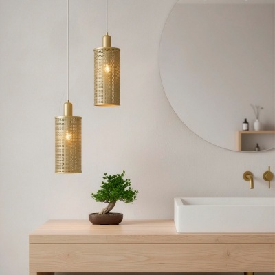 Lavatório branco, móvel de madeira clara, luminárias douradas e planta em vaso