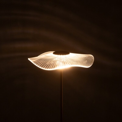 Candeeiro de mesa moderno com aba ondulada luminosa e base metálica