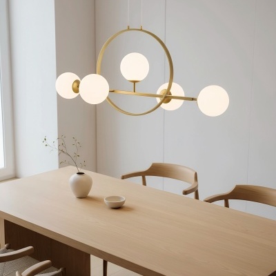 Mesa de jantar em madeira clara com cadeiras e candeeiro pendente moderno