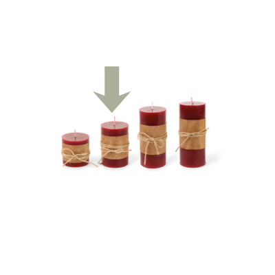 Conjunto de quatro velas vermelhas cilíndricas com faixas castanhas e cordões, em fundo branco.