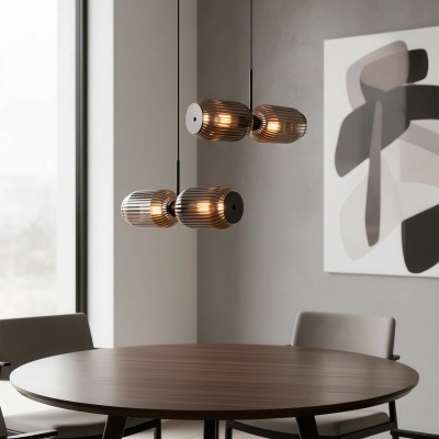 Mesa de jantar redonda em madeira escura com quatro cadeiras cinza e quatro candeeiros de vidro fumado pendentes