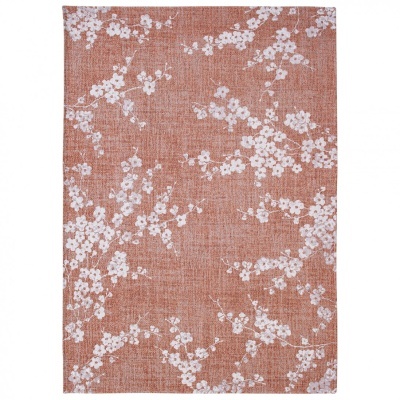 Tapete retangular floral branco sobre fundo terracota