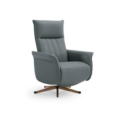 Poltrona cinza com base giratória em madeira clara