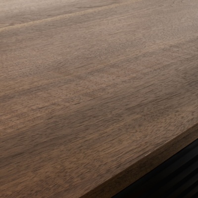 Tampo de madeira castanha com padrão de grão visível