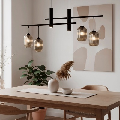 Mesa de jantar com candeeiro pendente e decoração minimalista