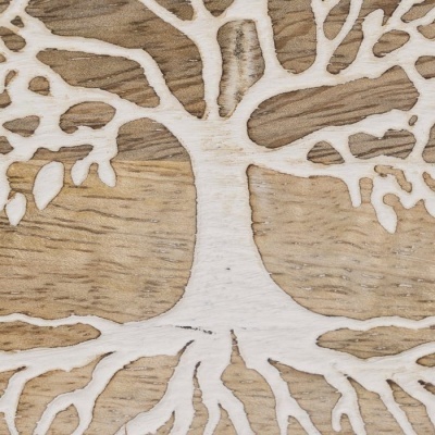Decoração em madeira com desenho recortado de árvore com raízes