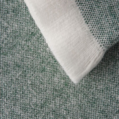 Tecido verde e branco com faixa branca felpuda