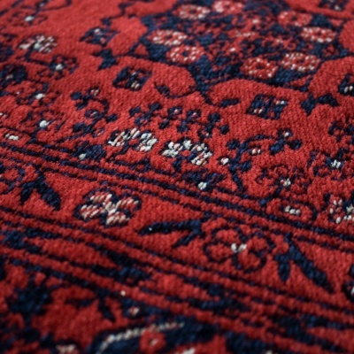 Tapete tecido vermelho com padrão floral azul, branco e preto