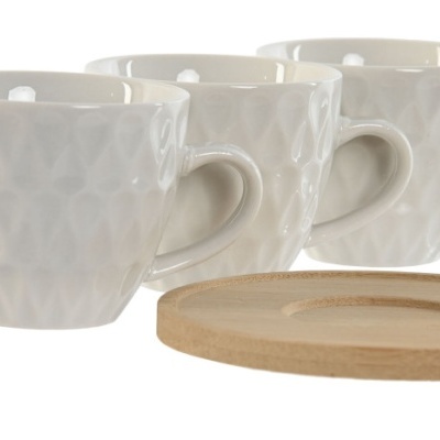 Três chávenas brancas de cerâmica com padrão texturizado e prato de madeira