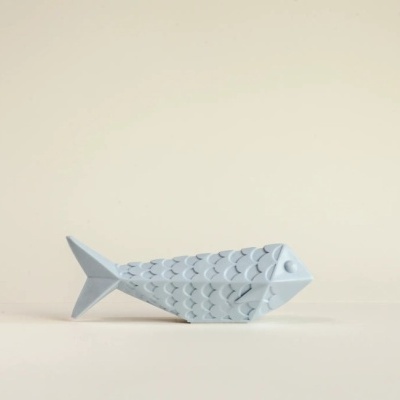 Escultura decorativa de peixe branco mate com textura de escamas