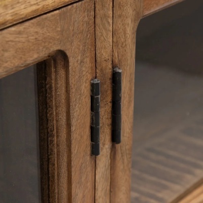 Porta de móvel em madeira castanha com dobradiças pretas e vidro