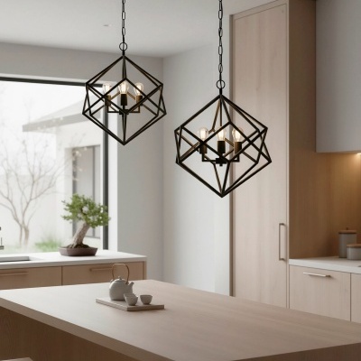 Luminárias suspensas em estrutura metálica preta em forma de cubos geométricos acima de mesa de madeira clara numa cozinha moderna.