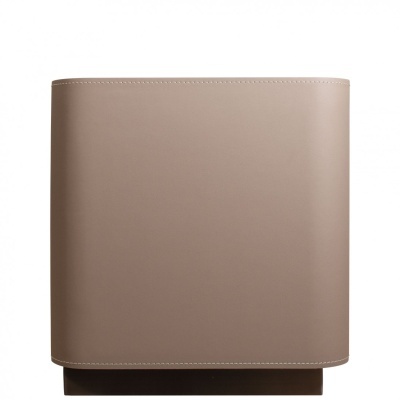 Capa castanha clara em material sintético