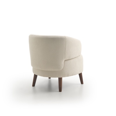 Cadeira estofada creme com pernas de madeira castanha em fundo branco.
