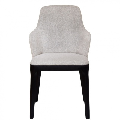 Cadeira estofada cinzento claro com pernas em madeira preta