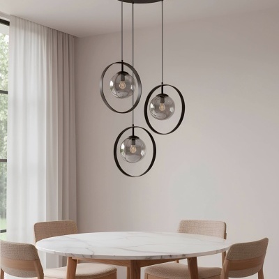 Mesa de jantar redonda com tampo branco de mármore e cadeiras de madeira clara e tecido bege, com candeeiros pendentes de metal preto e vidro