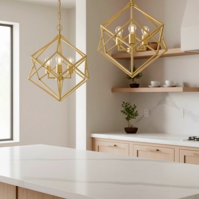 Luminárias pendentes douradas em forma de cubo com quatro lâmpadas numa cozinha moderna