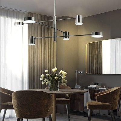 Sala de jantar com mesa redonda, cadeiras castanhas e candeeiro moderno de teto