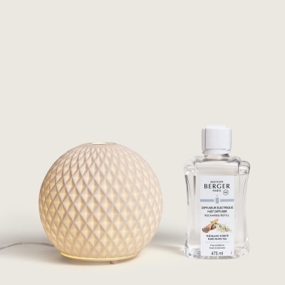 difusor elétrico redondo bege com padrão geométrico e frasco de recarga transparente