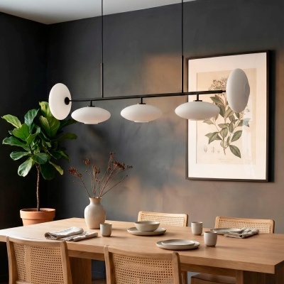 Mesa de madeira com cadeiras, pendente moderno com globos brancos e decoração de parede