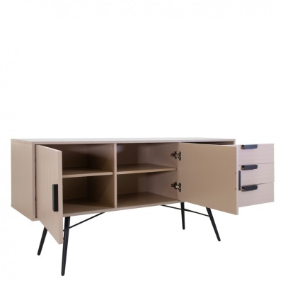 Móvel em madeira clara com portas, prateleiras internas, três gavetas e pernas metálicas pretas