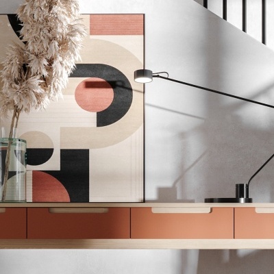 Móvel suspenso com gavetas em madeira terracota e decoração com vaso, quadro geométrico e candeeiro