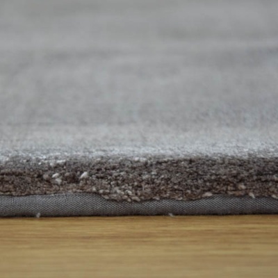 Tapete cinzento felpudo com base antiderrapante cinzenta