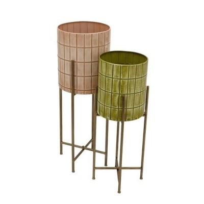 Conjunto de dois vasos cerâmicos texturados rosa e verde com suportes metálicos altos dourados.