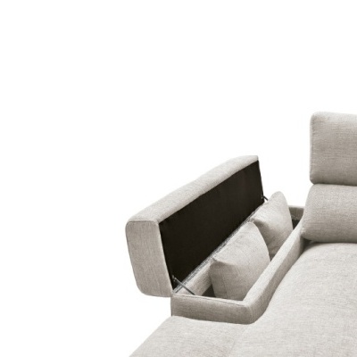 Sofá cinza claro em tecido com compartimento de armazenamento aberto