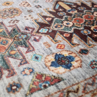 Detalhe de tapete com padrão geométrico e floral colorido