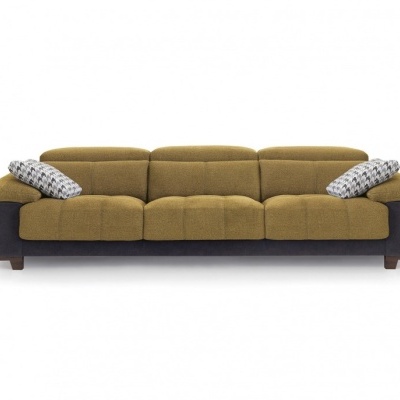 Sofá três lugares amarelo mostarda com base cinzenta e almofadas pied-de-poule