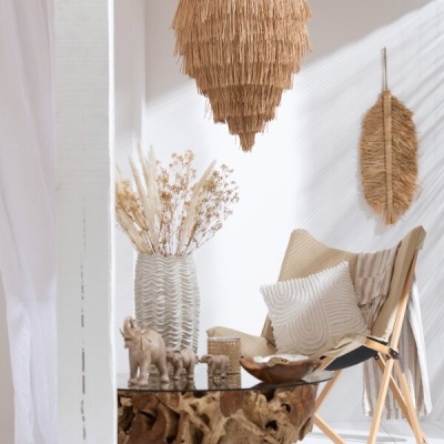 Sala decorada com cadeira e mesa de madeira rústica, luminária e decoração em ráfia