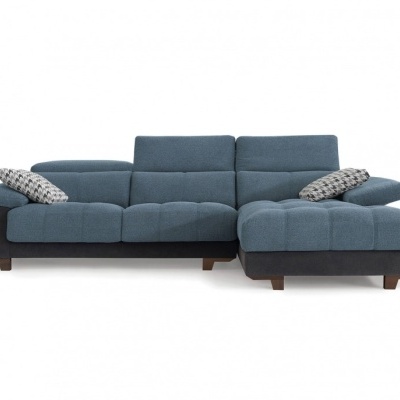 Sofá chaise lounge azul com almofadas padrão pied-de-poule e base cinza escuro