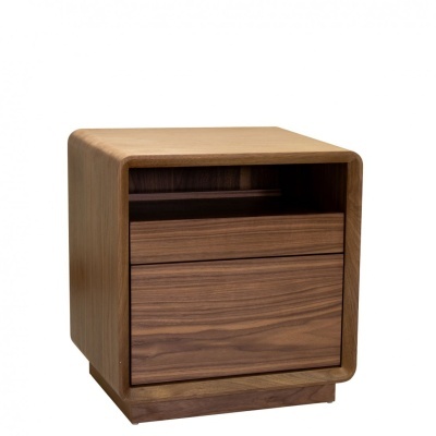 Móvel de madeira com gaveta e compartimento aberto, cantos arredondados