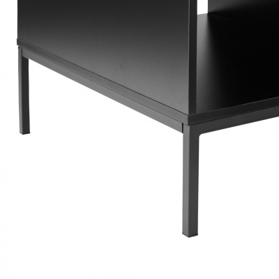 Parte inferior de móvel preto com pernas metálicas retas