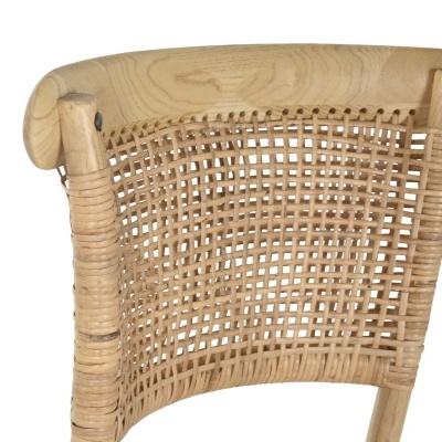 Encosto de cadeira de madeira clara e vime trançado