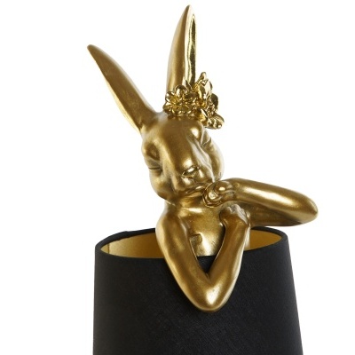 Escultura dourada de coelho com flores numa base preta cilíndrica